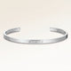 Bangle armbĂ„nd i sĂžlv med indgraverede initialer og hjerter pĂ„ ydersiden â personlig indgravering