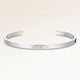 Bangle armbĂ„nd i sĂžlv med indgraverede initialer og hjerter pĂ„ ydersiden â personlig indgravering