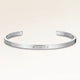 Bangle armbĂ„nd i sĂžlv med indgraverede initialer og hjerter pĂ„ ydersiden â personlig indgravering