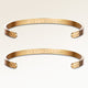 VÀnskaps-armband, par av tvÄ bangle armband i guld med personlig gravyr, frÄn Mon Chou