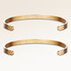 VÀnskaps-armband, par av tvÄ bangle armband i guld med personlig gravyr, frÄn Mon Chou