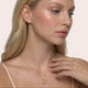 Personlig hjerteformet guldhalskæde med hvide zirkoner og plads til indgravering af tekst, koordinater eller håndskrift på forsiden og bagsiden