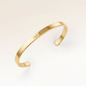 Bangle armbånd i guld med indgraveret navn og hjerte på ydersiden – personlig indgravering