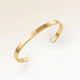 Bangle armbånd i guld med indgraveret navn og hjerte på ydersiden – personlig indgravering