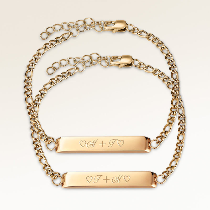 Vänskaps-armband, par av två bar armband i guld med personlig gravyr, från Mon Chou