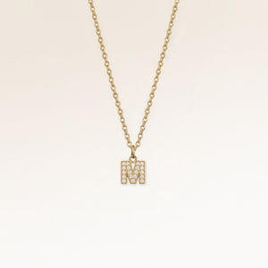 Bogstav-halskæde M i guld med hvide zirkoner på ankerkæde, personligt initial-smykke fra Mon Chou