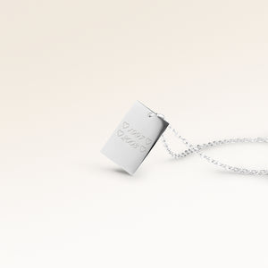 Personligt fyrkantigt silverhalsband med plats för gravyr av text, koordinater eller handstil på framsidan och baksidan