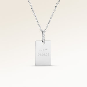 Personligt fyrkantigt silverhalsband med vita zirkoner och plats för gravyr av text, koordinater eller handstil på framsidan och baksidan