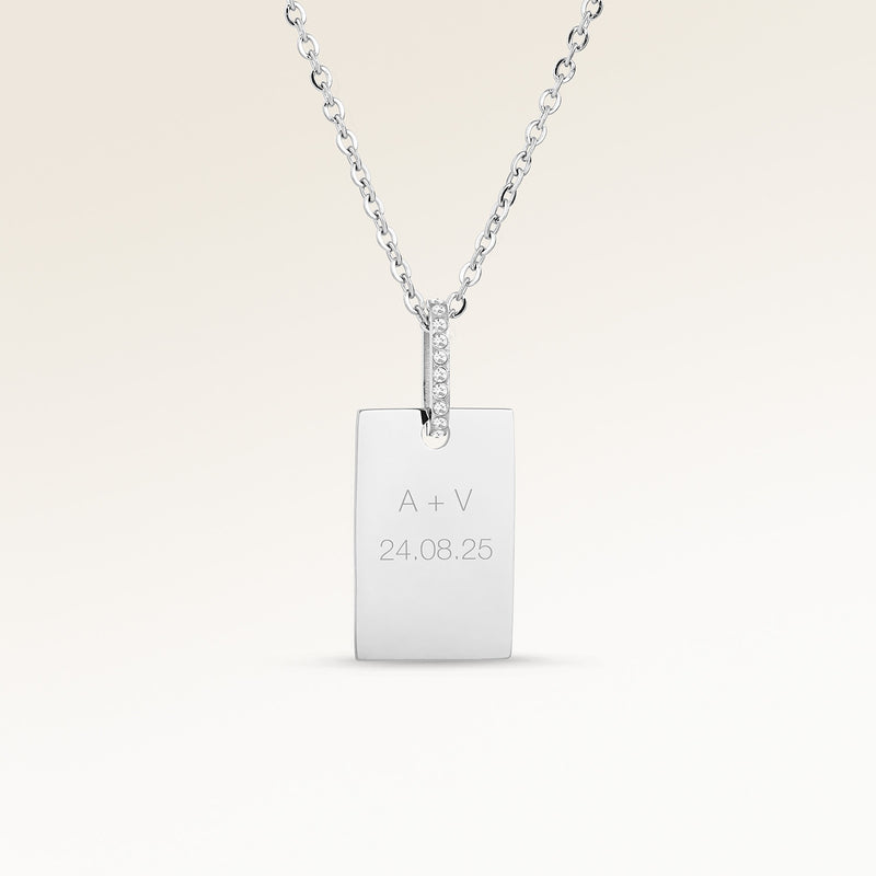 Personligt fyrkantigt silverhalsband med vita zirkoner och plats för gravyr av text, koordinater eller handstil på framsidan och baksidan