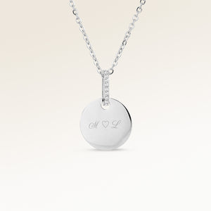 Personligt runt silverhalsband med vita zirkoner och plats för gravyr av text, koordinater eller handstil på framsidan och baksidan