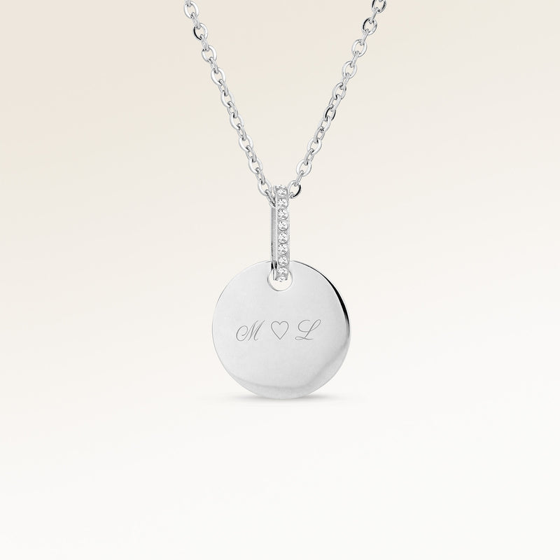 Personligt runt silverhalsband med vita zirkoner och plats för gravyr av text, koordinater eller handstil på framsidan och baksidan