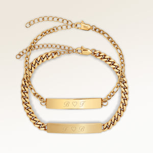 Pararmband, par av två bar armband i guld med personlig gravyr, från Mon Chou