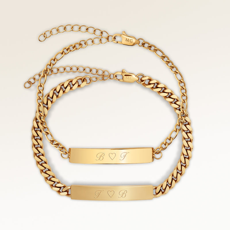 Pararmband, par av två bar armband i guld med personlig gravyr, från Mon Chou