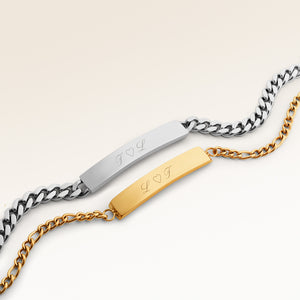 Pararmband, par av två bar armband i guld och silver med personlig gravyr, från Mon Chou