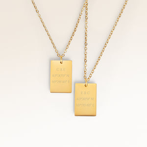 Vänskaps-halsband, par av två fyrkantigt halsband i guld med personlig gravyr, från Mon Chou