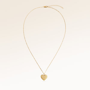 Hela hjärtformat halsband i guld helt utlagt med fin justerbar guldkedja och minimalistiskt hjärtberlock för personlig gravyr