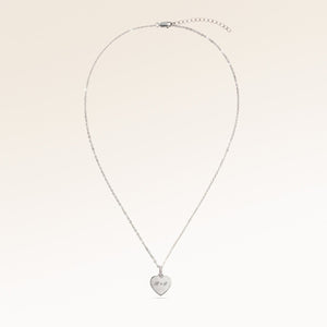Hela hjärtformat halsband i silver helt utlagt med fin justerbar silverkedja och minimalistiskt hjärtberlock för personlig gravyr