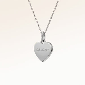 Personligt hjärtformat silverhalsband med vita zirkoner och plats för gravyr av text, koordinater eller handstil på framsidan och baksidan