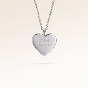 Personligt hjärtformat silverhalsband med plats för gravyr av text, koordinater eller handstil på framsidan och baksidan
