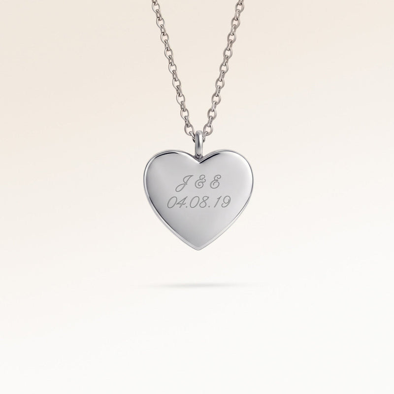 Personligt hjärtformat silverhalsband med plats för gravyr av text, koordinater eller handstil på framsidan och baksidan