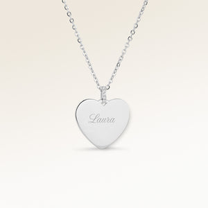Personligt hjärtformat silverhalsband med vita zirkoner och plats för gravyr av text, koordinater eller handstil på framsidan och baksidan