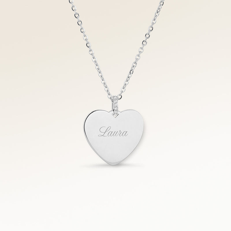 Personligt hjärtformat silverhalsband med vita zirkoner och plats för gravyr av text, koordinater eller handstil på framsidan och baksidan