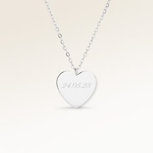 Personligt hjärtformat silverhalsband med plats för gravyr av text, koordinater eller handstil på framsidan och baksidan