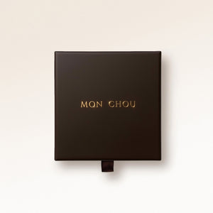Mon Chous exklusiva presentbox i mörkbrun med guldlogga, gratis presentinslagning till personliga halsband och armband med gravyr.