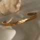 Veninde-armbånd, par af to bangle armbånd i guld og sølv med personlig indgravering, fra Mon Chou