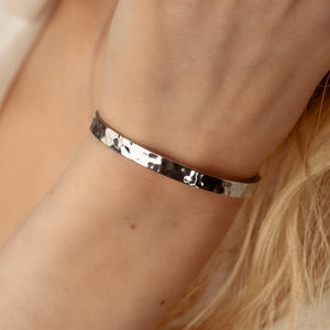 Personligt bangle silverarmband med plats för gravyr av text eller koordinater