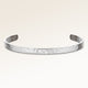 Bangle armbånd i guld og sølv med blank yderside og bølget overflade, plads til personlig indgravering