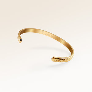 Personligt bangle guldarmband med plats för gravyr av text eller koordinater