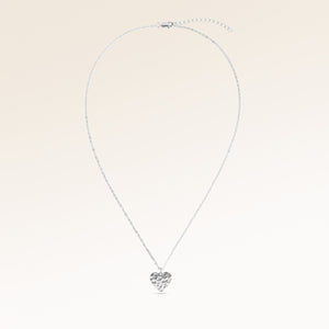 Hela hjärtformat halsband i silver helt utlagt med fin justerbar silverkedja och minimalistiskt hjärtberlock för personlig gravyr