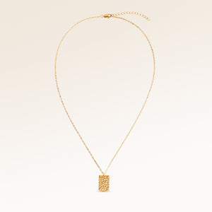 Hela fyrkantigt halsband i guld helt utlagt med fin justerbar guldkedja och minimalistiskt berlock för personlig gravyr