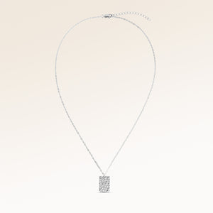 Hela fyrkantigt halsband i silver helt utlagt med fin justerbar silverkedja och minimalistiskt berlock för personlig gravyr