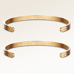 Vänskaps-armband, par av två bangle armband i guld med personlig gravyr, från Mon Chou