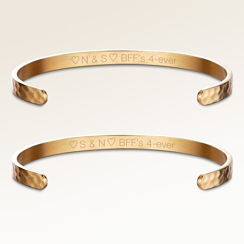 Vänskaps-armband, par av två bangle armband i guld med personlig gravyr, från Mon Chou