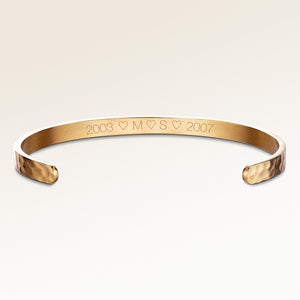 Personligt bangle guldarmband med plats för gravyr av text eller koordinater