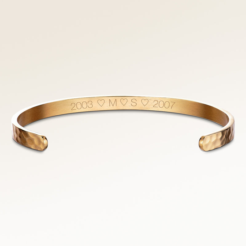 Personligt bangle guldarmband med plats för gravyr av text eller koordinater