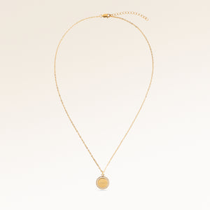 Hela runt halsband i guld helt utlagt med fin justerbar guldkedja och minimalistiskt berlock för personlig gravyr