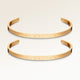 Pararmband, par av två bar armband i guld med personlig gravyr, från Mon Chou