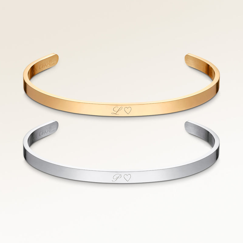 Pararmband, par av två bar armband i guld och silver med personlig gravyr, från Mon Chou
