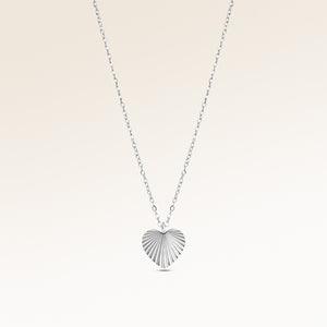 Personligt hjärtformat silverhalsband med räfflat solstrålemönster och plats för gravyr av text, koordinater eller handstil på baksidan