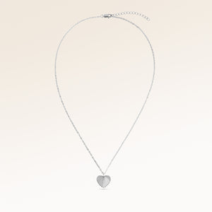 Hela hjärtformat halsband i silver helt utlagt med fin justerbar silverkedja och minimalistiskt hjärtberlock för personlig gravyr