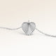 Personligt hjärtformat silverhalsband med räfflat solstrålemönster och plats för gravyr av text, koordinater eller handstil på baksidan