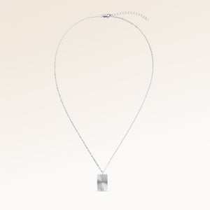 Hela fyrkantigt halsband i silver helt utlagt med fin justerbar silverkedja och minimalistiskt berlock för personlig gravyr